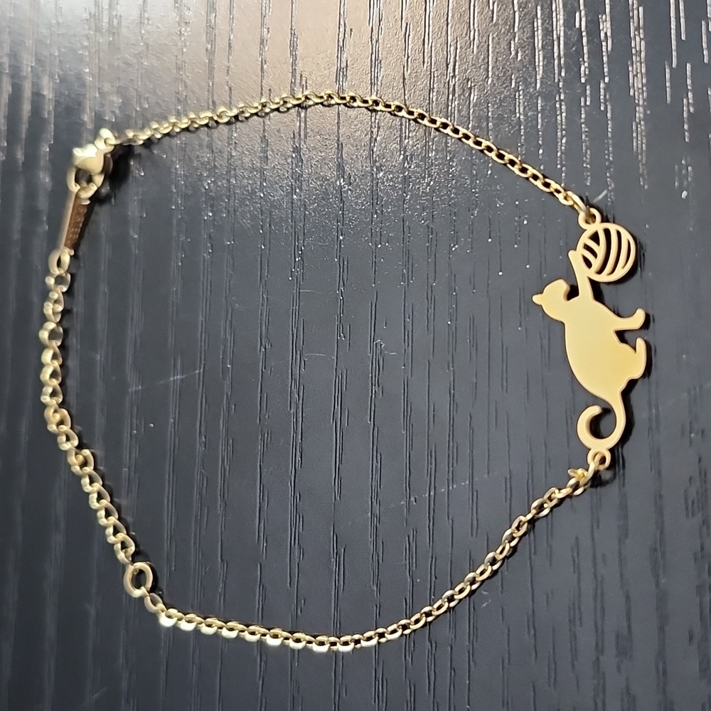 Goldtone Cat with Yarn Bracelet